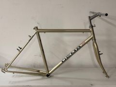 Rám Dema s predstavcom a riadidlami