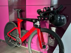 Rýchlo vyzerajúci Trek Speed Concept SLR 6 AXS 2024