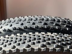 Maxxis Rekon Race  29x2,4 a Maxxis Aspen 29x2,4.