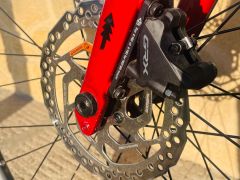 Marin Headlands 1 28 bicykel, chrómová/červená, 56