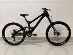 Zánovní Custom DH Banshee Legend | TOP