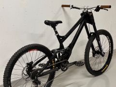 Zánovní Custom DH Banshee Legend | TOP