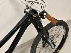 Zánovní Custom DH Banshee Legend | TOP