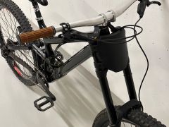 Zánovní Custom DH Banshee Legend | TOP