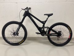 Zánovní Custom DH Banshee Legend | TOP