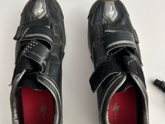 Predam Specialized tretry s karbonovou podrazkou 42