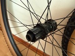 DT Swiss EM 3.7 27.5 (15x100 / 12x142) + nove Maxxis Rekon Race