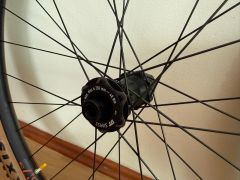DT Swiss EM 3.7 27.5 (15x100 / 12x142) + nove Maxxis Rekon Race