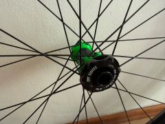 DT Swiss EM 3.7 27.5 (15x100 / 12x142) + nove Maxxis Rekon Race