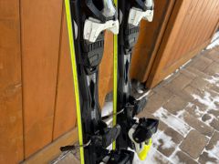 Zjazdové lyže + lyžiarky