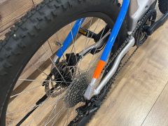 Detský 24" elektrobicykel Cube Acid 240 Hybrid