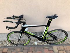 Závodní karbonová časovka Merida Warp TRI 5000.