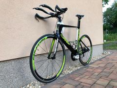 Závodní karbonová časovka Merida Warp TRI 5000.