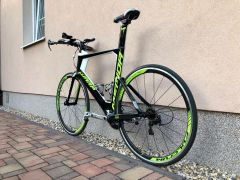 Závodní karbonová časovka Merida Warp TRI 5000.