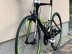 Závodní karbonová časovka Merida Warp TRI 5000.