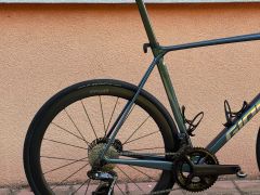 Giant TCR Advanced Pro Di2, kolesá Ffwd Raw CS 44