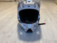 Predám motokrosovú prilbu Shift (bielo-sivá kamufláž)