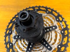 Zadný náboj Bontrager 12x148 28d