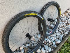 Kolesa mullet náboje RaceFace ráfiky RaceFace/dt swiss