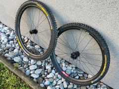 Kolesa mullet náboje RaceFace ráfiky RaceFace/dt swiss