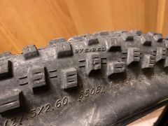 Schwalbe Tough Tom 27.5x2.6" Active K-Guard plášť, drôt