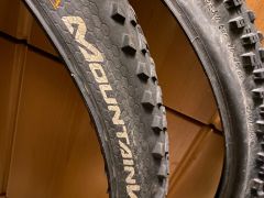 Schwalbe Tough Tom 27.5x2.6" Active K-Guard plášť, drôt