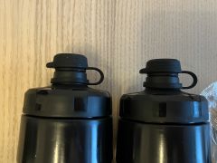 2x flaša s krytkou proti prachu + 2x košík na flaše