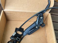 Predna brzda Sram Code Silver Stealth vcitane metalickych platniciek