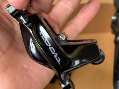 Predna brzda Sram Code Silver Stealth vcitane metalickych platniciek