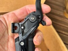 Predna brzda Sram Code Silver Stealth vcitane metalickych platniciek