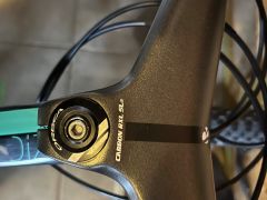 Karbónové integrované riadítka