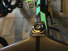 Karbónové integrované riadítka