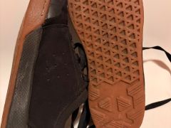 Leatt na flat pedály