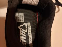 Leatt na flat pedály