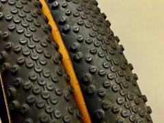 Schwalbe G-One Bite 700x40C RaceGuard plášť, Tle, kevlar, bronze sidewall