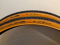 Schwalbe G-One Bite 700x40C RaceGuard plášť, Tle, kevlar, bronze sidewall