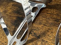 Supacaz Fly Cage Limited Aluminium košík, platina