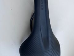 Natural Fit Nuance regular sedlo, 143 mm
