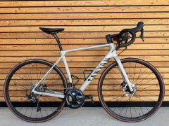 Extrémne zachovaný Canyon Endurace CF SL 8 (2022) vrátane 4iiii Powermeter