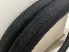 Nové Maxxis Re-Fuse, tubeless, 700x40c + bezdušové ventilky