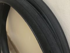 Nové Maxxis Re-Fuse, tubeless, 700x40c + bezdušové ventilky