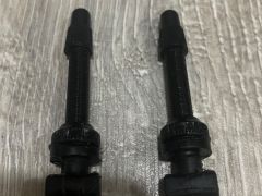 Nové Maxxis Re-Fuse, tubeless, 700x40c + bezdušové ventilky