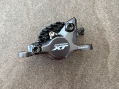 Shimano XT M8100 hydr. brzd. strmeň, Post Mount + platničky s chladičom J04C