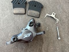 Shimano XT M8100 hydr. brzd. strmeň, Post Mount + platničky s chladičom J04C
