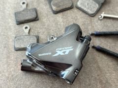 Shimano Deore XT Br-M8110 strmeň zadný flat mount + doštičky s chladičom L05A + skrutky 33 mm