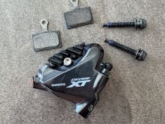 Shimano Deore XT Br-M8110 strmeň zadný flat mount + doštičky s chladičom L05A + skrutky 33 mm