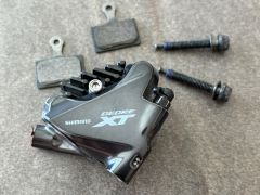Shimano Deore XT Br-M8110 strmeň zadný flat mount + doštičky s chladičom L05A + skrutky 33 mm