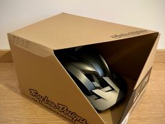 Troy Lee Designs Flowline SE Mips prilba, badge charcoal/gray