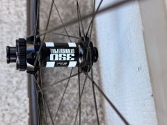 Yoeleo s nábojmi DT Swiss 350 SP (výška ráfku 33 mm) + nové plášte Vittoria Next TLR 32 mm