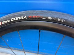 Yoeleo s nábojmi DT Swiss 350 SP (výška ráfku 33 mm) + nové plášte Vittoria Next TLR 32 mm